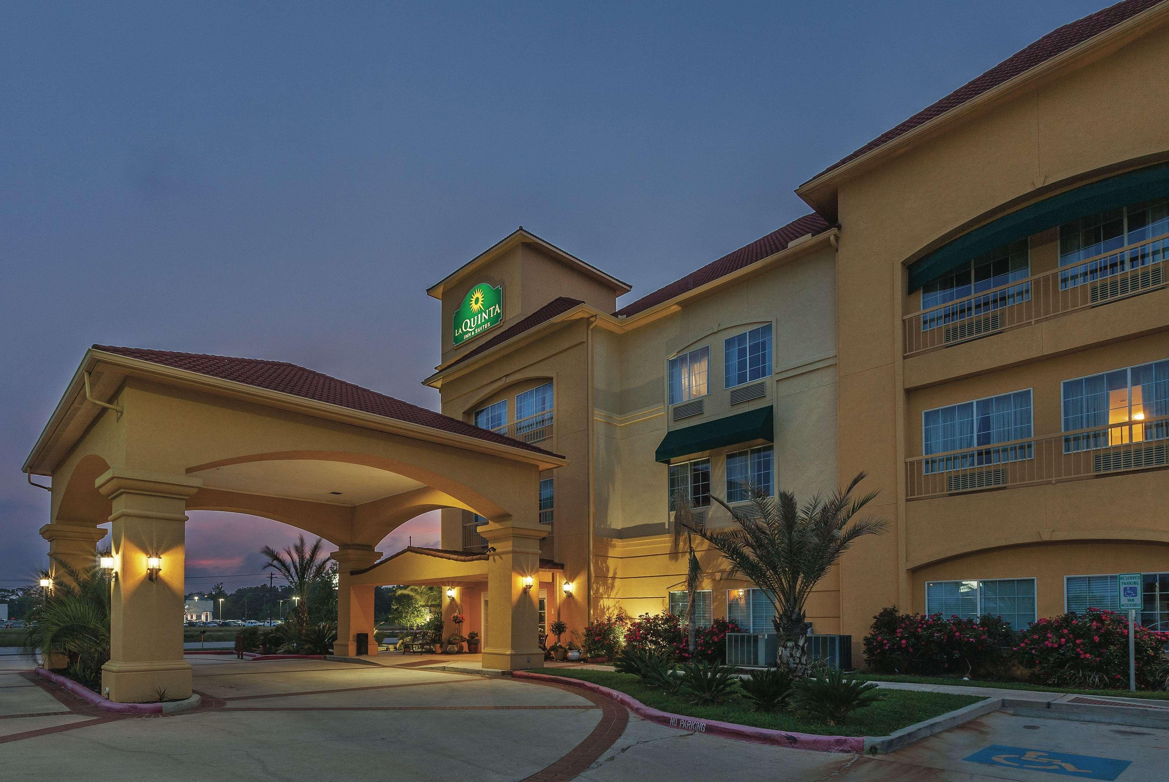 La Quinta By Wyndham Livingston Hotel Exterior photo